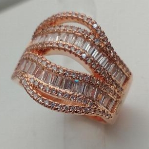 Anel com pedra de zirconia