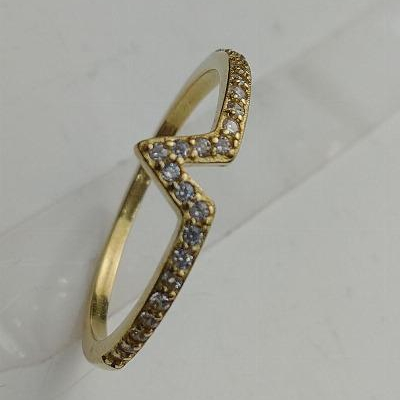 Anel com pedra de zirconia