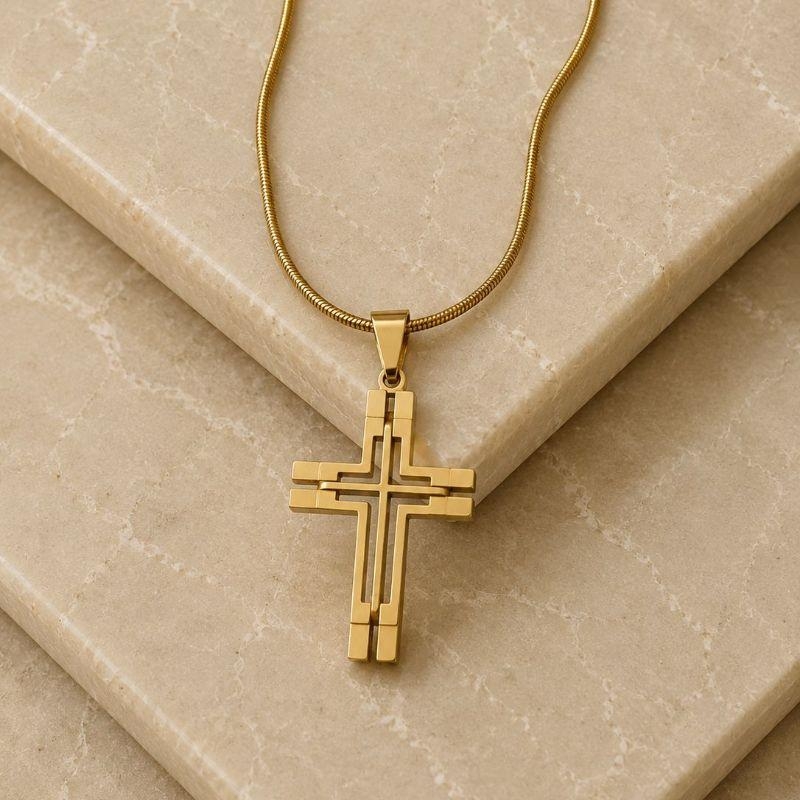 Colar Dourado com Pingente de Cruz Vazada