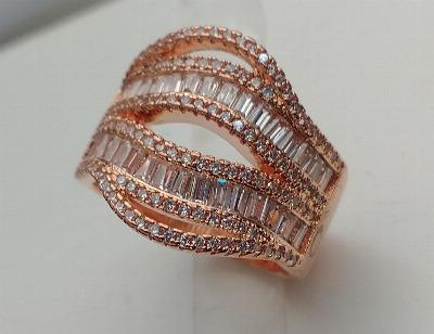 Anel com pedra de zirconia