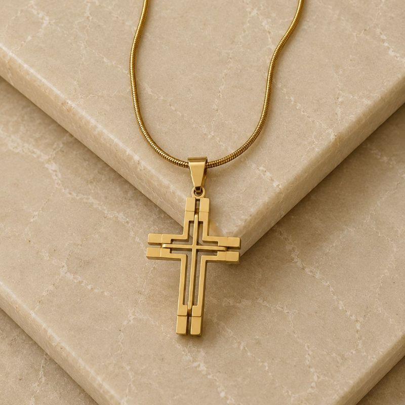 Colar Dourado com Pingente de Cruz Vazada